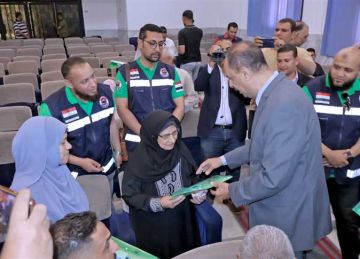 محافظ سوهاج يسلم تأشيرات وتذاكر السفر لـ360 حاجا من الفائزين بقرعة الجمعيات الأهلية