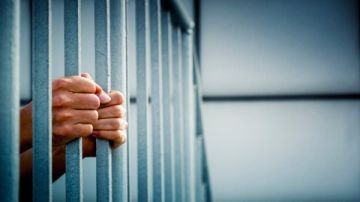الحبس مع الشغل 6 أشهر وغرامة 15 ألف جنيه عقوبة القذف بالقانون الحبس مع الشغل 6 أشهر وغرامة 15 ألف جنيه عقوبة القذف بالقانون