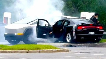 تسلا سايبرتراك تدمر سيارة دودج تشارجر وتحولها لحطام