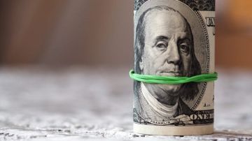 الدولار يتهاوى.. أسرار الهبوط المفاجئ في سعر الصرف