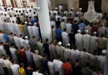 حكم صلاة الناس خلف إمام جالس لعذر مرضي.. أزهري يجيب