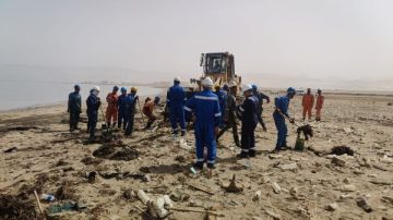 تصل مساحتها 5 كيلومترات .. استمرار مكافحة تسرب بقعة الزيت علي شواطئ أبورديس