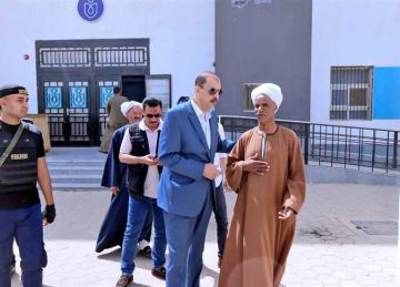 غياب جماعي في مركز طبي بسوهاج.. والمحافظ يحيل 12 موظفا للتحقيق ويستبعد المدير غياب جماعي في مركز طبي بسوهاج.. والمحافظ يحيل 12 موظفا للتحقيق ويستبعد المدير