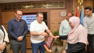 محافظ أسيوط يسلم 320 حاجا من الجمعيات الأهلية تأشيرات السفر وملابس الإحرام