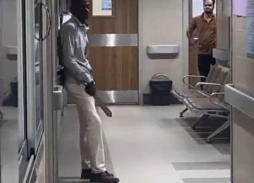 تداول مقطع فيديو لشخص بيده سنجة يقتحم مستشفى المسلة في أسوان