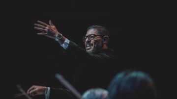 هاني فرحات أول مايسترو عربي يقود أوركسترا المتروبوليتان الأسترالية على مسرح أوبرا سيدني