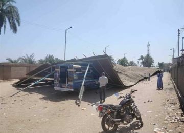 دون إصابات.. انهيار مظلة شمسية على سيارات داخل موقف قوص بقنا (صور)