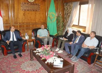 محافظ القليوبية ومساعد وزيرة البيئة يبحثان تطوير منظومة إدارة المخلفات