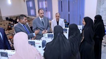 محافظ سوهاج يسلم ماكينات خياطة للسيدات الأولى بالرعاية