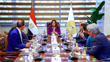 وزيرة التنمية المحلية تتابع مع عدد من قيادات الوزارة ملفات الأحوزة العمرانية والمخططات التفصيلية