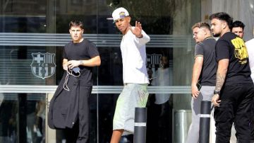 وسط هتافات جماهيرية.. يامال يصل مقر برشلونة لتوقيع عقد جديد