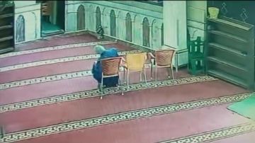 رحيل في طاعة.. وفاة مسن أثناء سجوده بصلاة الظهر بمسجد السلام بالمحلة.. صور