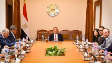 وزير الخارجية والهجرة يستقبل وفد ميرسك لبحث آفاق الشراكة الاستراتيجية