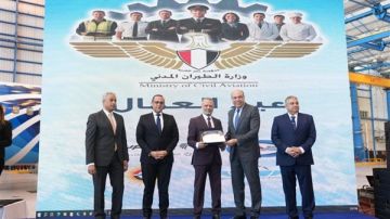وزير الطيران المدني يكرم 3 عاملين بالشركة القابضة للمطارات والملاحة الجوية