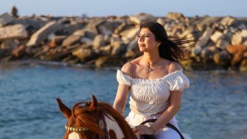 أميرة فتحي تتألق بجلسة تصوير على الحصان بشاطئ الاسكندريةl خاص