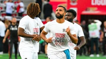 لاعبو نيس بقمصان دعم لـ محمد عبد المنعم وندايشيميه بالدورى الفرنسى