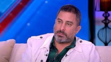 هادي الباجوري يجدد الجدل: البوسة في الفيلم حب.. ومش ضد إن مراتي تعملها فيديو هادي الباجوري يجدد الجدل: البوسة في الفيلم حب.. ومش ضد إن مراتي تعملها فيديو