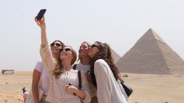 السياحة والآثار تنظم زيارة للمشاركين في عروض ديزني على الجليد للأهرامات والمتحف المصري الكبير السياحة والآثار تنظم زيارة للمشاركين في عروض ديزني على الجليد للأهرامات والمتحف المصري الكبير