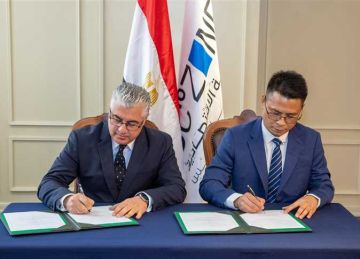 بـ20.5 مليون دولار.. رئيس اقتصادية قناة السويس يوقع عقدين لمشروعين للملابس الجاهزة والمنسوجات