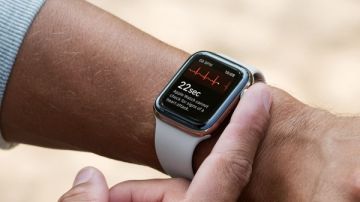 ساعة أبل تنقذ حياة رجل بعد تعرضه لسكتة دماغية