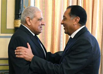  مدبولي يكرم إبراهيم محلب رئيس الوزراء الأسبق على جهوده في إنجاح تكافل وكرامة 