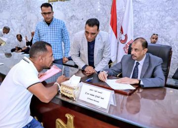  نحو مجتمع دامج .. محافظ سوهاج يستمع لشكاوى المواطنين ويوجه بإطلاق المرحلة الثانية