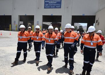 رئيس الوزراء يزور منجم السكرى ويشاهد أعمال التعدين تحت الأرض.. ويزور محطة توليد الكهرباء من الطاقة الشمسية رئيس الوزراء يزور منجم السكرى ويشاهد أعمال التعدين تحت الأرض.. ويزور محطة توليد الكهرباء من الطاقة الشمسية