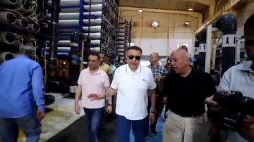 محافظ البحر الأحمر يتابع ميدانيا أعمال تطوير محطة تحلية المياه
