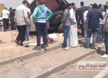 انقلاب سيارة ميكروباص على طريق الواحات.. والإسعاف في موقع الحادث (صور)