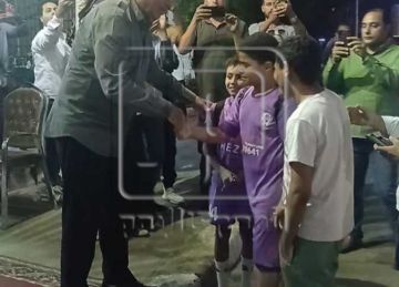 جبر بخاطرهم.. الخطيب يترك عزاء شقيقته لاستقبال أطفال قنا (صور)