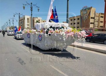 مركب صيد يتجول بشوارع دمياط.. لفتة إنسانية من طلبة التعليم الفني احتفالا بعيدهم القومي