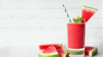 منعش ولذيذ .. طريقة عمل سموزي بطيخ