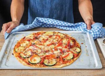 لمرضى القلب.. طريقة عمل بيتزا الكوسة والبصل الأحمر (المقادير والخطوات) لمرضى القلب.. طريقة عمل بيتزا الكوسة والبصل الأحمر (المقادير والخطوات)