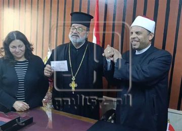 كاهن بدمياط يشارك بـ صك الأضحية مع إخوته المسلمين (صور وفيديو)