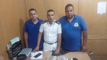 نموذج للأمانة المهنية.. مسعفان ببورسعيد يسلمان 110 آلاف جنيه عثر عليها داخل سيارة حادث