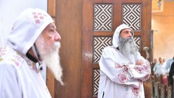 الأنبا بيجول أسقف الدير المحرق يصلي القداس بالكنيسة المرقسية بمطرانية ملوي