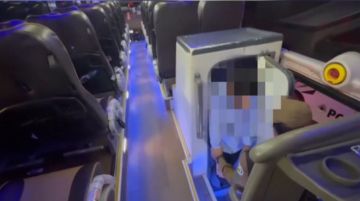 الداخلية السعودية تنشر فيديو ضبط مقيم مصري بطريق مكة.. وضبط 6 فتيات لممارسة الدعارة بالرياض بقضيتين منفصلتين