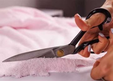 بائع سجائر بـ سوهاج يطعن شقيقه بـ مقص في رقبته (ما الأسباب؟)