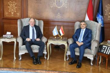 الفريق أسامة ربيع يلتقي السفير الأرجنتيني لبحث سبل التعاون المشترك في مجالات التكريك والنظم الملاحية المتطورة