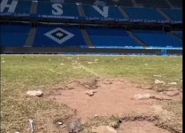 تدمير ملعب هامبورج خلال احتفالات العودة إلى الدوري الألماني بعد غياب 7 مواسم (فيديو) تدمير ملعب هامبورج خلال احتفالات العودة إلى الدوري الألماني بعد غياب 7 مواسم (فيديو)