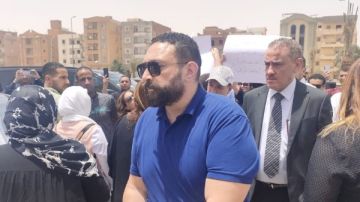 شاهد أول ظهور لـ عمرو الدجوي في جنازة شقيقه