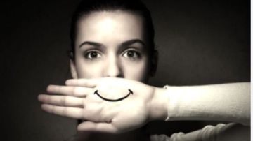 الاكتئاب المبتسم.. الأعراض وكيفية العلاج