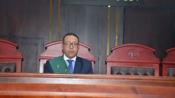 حاولوا تهريب آثار.. المشدد 15 عاما وغرامة 5 ملايين جنيه لموظفين بمطار الأقصر