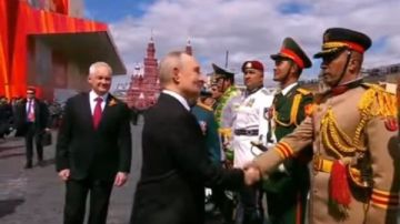شاهد.. لحظة تحية رئيس التشكيل العسكري المصري للرئيس بوتين في الساحة الحمراء.. فيديو