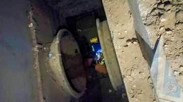 على العهد فوق وتحت الأرض.. رجال الإسعاف ينقذون سيدة سقطت في بئر صرف عميق