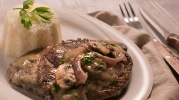 قدميها مع الأرز الأبيض أو المكرونة.. طريقة عمل البيكاتا بالمشروم