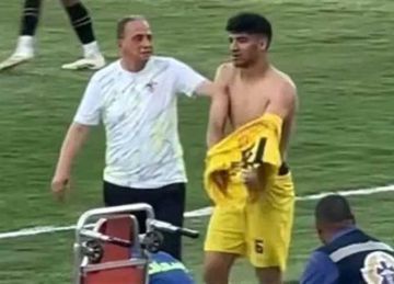 فانلة الزمالك اترمت على الأرض .. شوبير ينتقد محمد صبحي فانلة الزمالك اترمت على الأرض .. شوبير ينتقد محمد صبحي