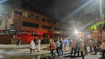 ننشر صورا جديدة من موقع حريق مقر الشركة القابضة بوسط البلد