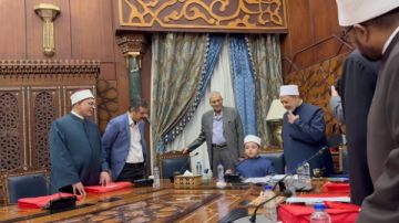 أجلسه شيخ الأزهر على كرسيه.. قصة النابغة الصغير الطفل أنس مصطفى ربيع فيديو وصور