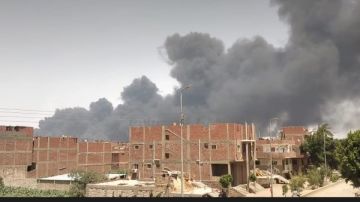 سحابة سوداء تغطى سماء الصف.. والأهالي: حرق القطران في مصنع الكوك صور